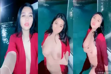 Cewek Cantik Pamer Body Colmek di Pinggir Kolam Sampe Becek poster
